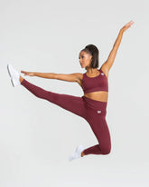 امرأة ترتدي حمالة صدر رياضية بدون خياطة من أفضل النساء | بورجوندي وطماق.